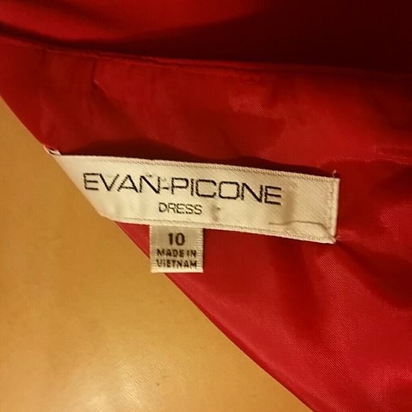 Red Dress - Picture 4 of 5